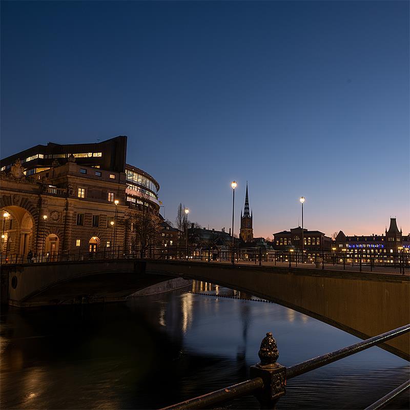 Projekt, Belysningsstolpe stål: Speciella stolpar till en speciell plats - Riksdagsbron!